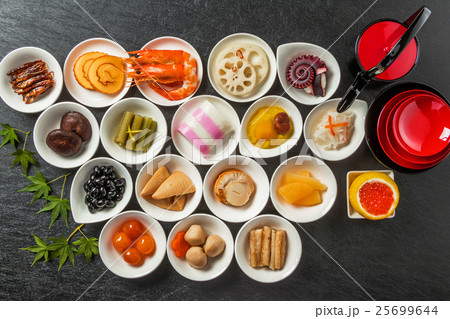 典型的なおせち料理 General Japanese New Year dishes(osechi) 典型的なおせち料理 General Japanese New Year dishes(osechi) 25699644