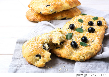 Focaccia with olive, garlic and herbs 25700132