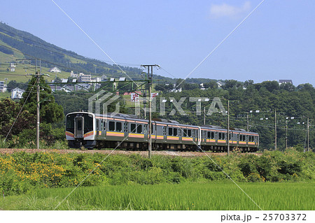 夏の岩原スキー場と上越線E129系 25703372