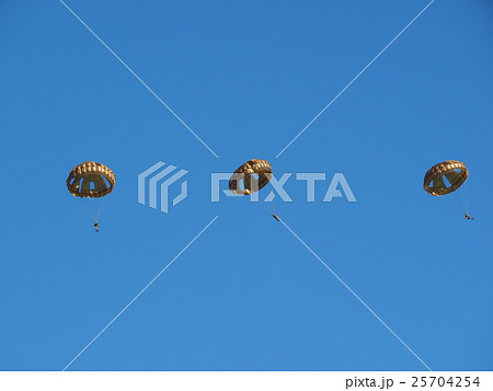 千葉県船橋市の習志野駐屯地で新春に行われる降下訓練始めで青空を落下する落下傘 25704254