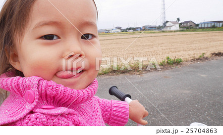 三輪車に乗る女の子のアップ 三輪車に乗る女の子のアップ 25704863