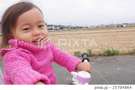 三輪車の練習をする女の子のアップ 三輪車の練習をする女の子のアップ 25704864