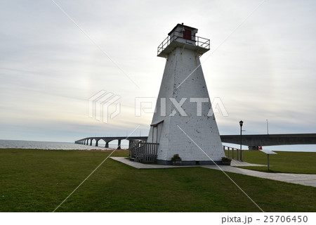 灯台はプリンス エドワード島の象徴 長さ13キロのコンフェデレーション橋が見えるの写真素材