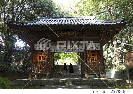 牛窓神社の随身門と石段 25706616