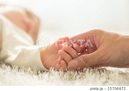 赤ちゃんと母親の手 赤ちゃんと母親の手 25706872