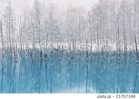 青い池と雪1の写真素材
