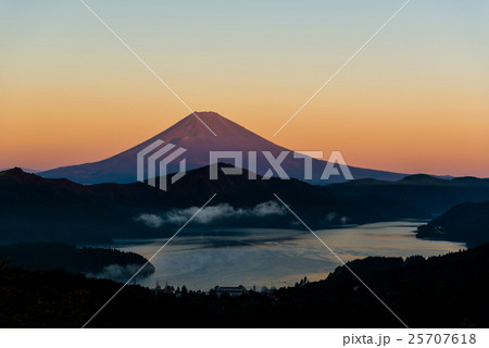 大観山からの赤富士、芦ノ湖 大観山からの赤富士、芦ノ湖 25707618