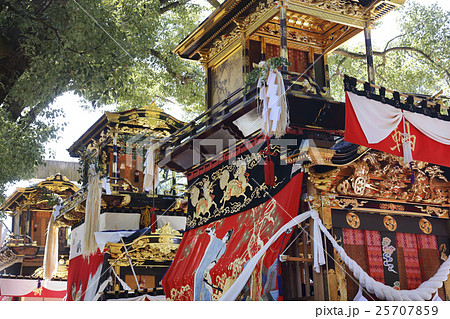 神社境内に並べられた山車 25707859