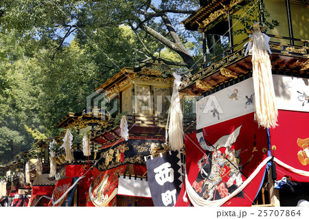 神社境内に並べられた山車 25707864