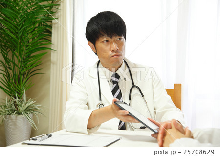 診察中の医師(イメージ） 25708629