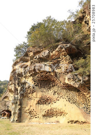 和歌山県 夕陽に照らされる虫喰岩 和歌山県 夕陽に照らされる虫喰岩 25708983