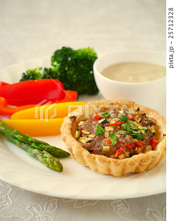 ミートパイ風キッシュとバーニャカウダのランチプレート　（縦位置） 25712328