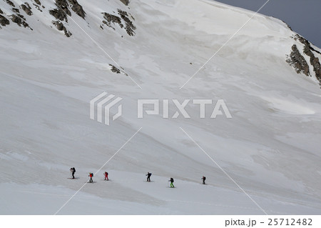 山スキーで登る登山者 25712482