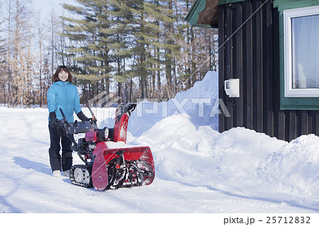 除雪する女性 25712832