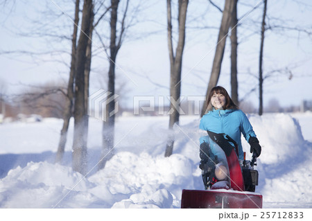 除雪する女性 25712833