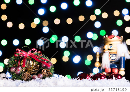 クリスマスイメージ[クリスマスリースとくるみ割り人形] 25713199