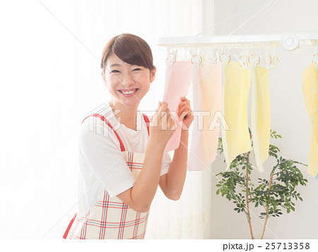 室内干しした洗濯物が臭くなくて喜ぶ女性 25713358