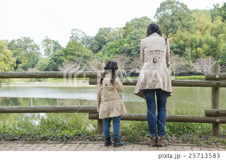 コートを着た親子 25713583
