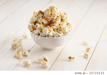 Sweet caramel popcorn in a bowl Sweet caramel popcorn in a bowl 25714135