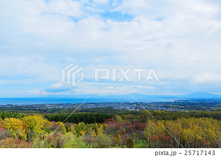 紅葉の天都山より網走市街と知床連山を望む 25717143