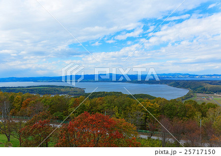 紅葉の天都山より網走湖を望む 25717150