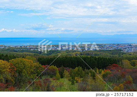 紅葉の天都山より網走市街と知床連山を望む 25717152