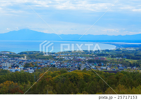 紅葉の天都山より網走市街と知床連山を望む 紅葉の天都山より網走市街と知床連山を望む 25717153