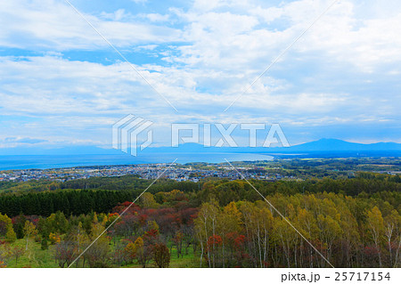 紅葉の天都山より網走市街と知床連山を望む 25717154