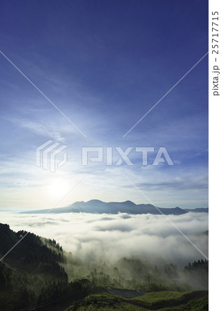 阿蘇カルデラの雲海と阿蘇五岳を太陽の周りに虹色の光の輪ハロHALO暈かさ照らす太陽環貴重奇跡の大絶景 阿蘇カルデラの雲海と阿蘇五岳を太陽の周りに虹色の光の輪ハロHALO暈かさ照らす太陽環貴重奇跡の大絶景 25717715
