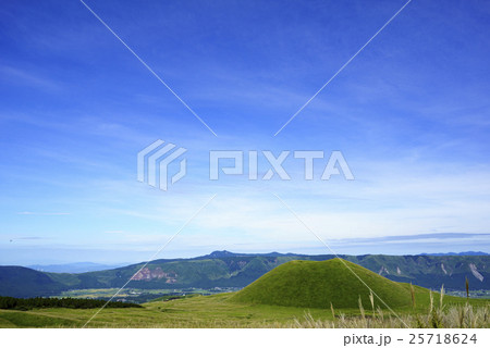 熊本地震後開通した翌日の阿蘇パノラマラインにある阿蘇で一番新しい噴火口。緑の牧草に覆われて美しい姿 熊本地震後開通した翌日の阿蘇パノラマラインにある阿蘇で一番新しい噴火口。緑の牧草に覆われて美しい姿 25718624
