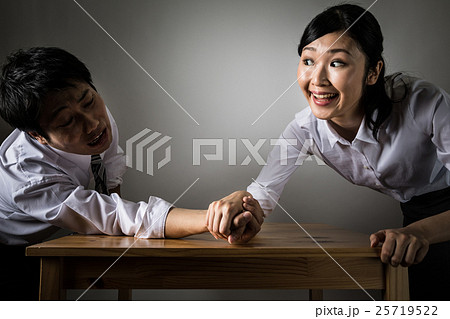 腕相撲をする男と女 ビジネスマン ビジネスウーマンの写真素材