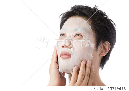フェイスマスクをする男、スキンケア 25719638