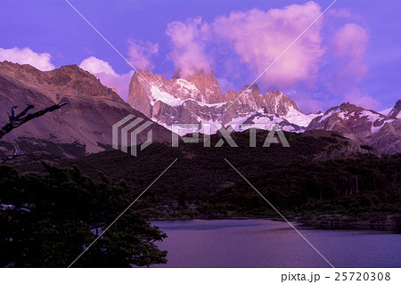 パタゴニア地方のフィッツ・ロイ山 25720308