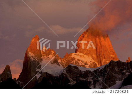 パタゴニア地方のフィッツ・ロイ山 パタゴニア地方のフィッツ・ロイ山 25720321