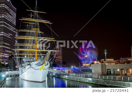 みなとみらいの日本丸と観覧車の夜景 25720441