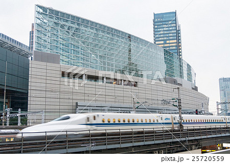 東京国際フォーラムと新幹線 25720559