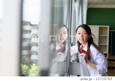 教室の窓から外を見る高校生 学生の写真素材