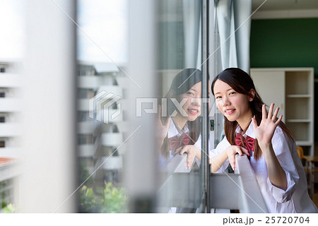 教室の窓から外を見る高校生 学生の写真素材