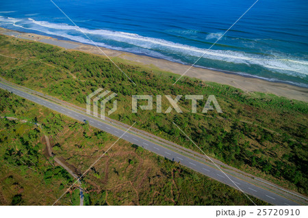 九十九里道路と松林の白子町海岸を空撮 九十九里道路と松林の白子町海岸を空撮 25720910