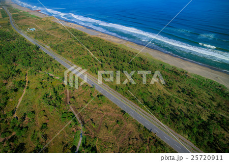九十九里道路と松林の白子町海岸を空撮 九十九里道路と松林の白子町海岸を空撮 25720911