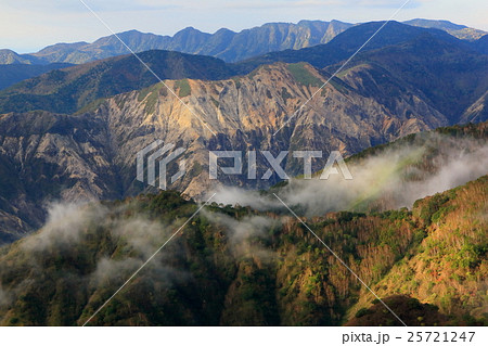 奥日光・社山稜線から見る足尾銅山周辺の山並み 奥日光・社山稜線から見る足尾銅山周辺の山並み 25721247