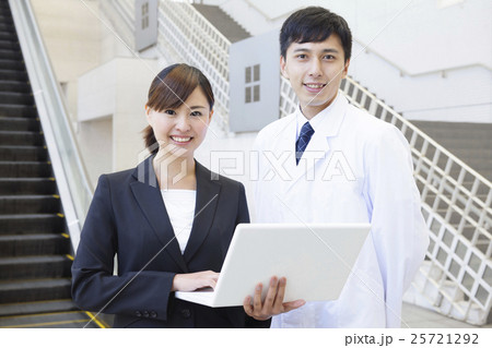 ビジネス　病院　MR　パソコン　打ち合わせ　医薬情報担当者　ミーティング　医者　女性　男性 25721292