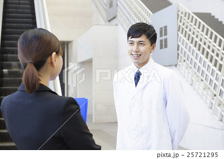 ビジネス 病院 MR 打ち合わせ 医薬情報担当者 ミーティング 医者 女性 男性 ビジネス 病院 MR 打ち合わせ 医薬情報担当者 ミーティング 医者 女性 男性 25721295