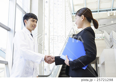 ビジネス 病院 Mr 握手 打ち合わせ 医薬情報担当者 ミーティング 医者 女性 男性の写真素材
