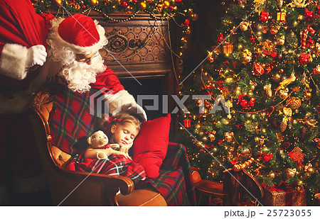 Santa Claus came to sleeping child girl in Christmas 25723055