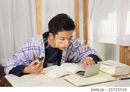 おにぎりを食べる受験生 おにぎりを食べる受験生 25723516