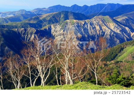 奥日光 社山から望む足尾銅山周囲の山の写真素材