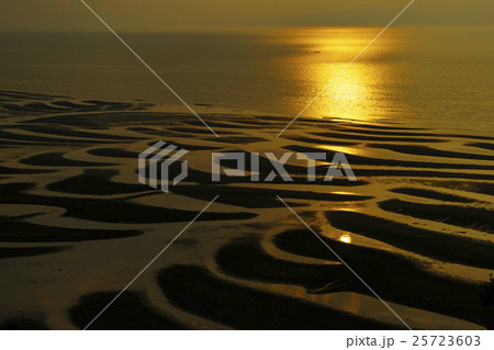 御輿来海岸は干潮と夕陽が重なり干潟に美しい砂紋が現れ彫刻のような光景は一年を通して数十日程度 25723603