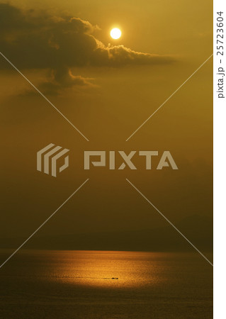 御輿来海岸は干潮と夕陽が重なり干潟に美しい砂紋が現れ彫刻のような光景は一年を通して数十日程度 御輿来海岸は干潮と夕陽が重なり干潟に美しい砂紋が現れ彫刻のような光景は一年を通して数十日程度 25723604