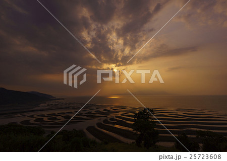 御輿来海岸は干潮と夕陽が重なり干潟に美しい砂紋が現れ彫刻のような光景は一年を通して数十日程度 御輿来海岸は干潮と夕陽が重なり干潟に美しい砂紋が現れ彫刻のような光景は一年を通して数十日程度 25723608